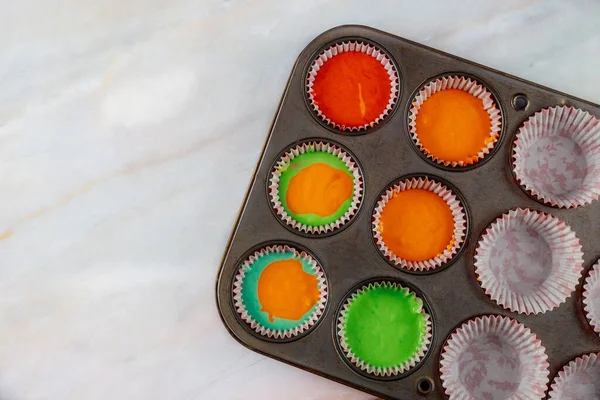 Magdalenas Arco Iris Sin Cocer Dos Bandejas Horno Vista Superior — Foto de Stock