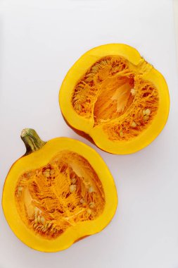 Beyaz arka planda izole edilmiş taze kesilmiş balkabağı. Üst görünüm.