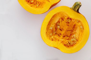 Beyaz arka planda izole edilmiş mevsimlik balkabağı. Üst görünüm.