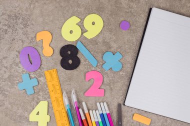 Okul malzemeleri gri arka planda. Okul konseptine dönelim..