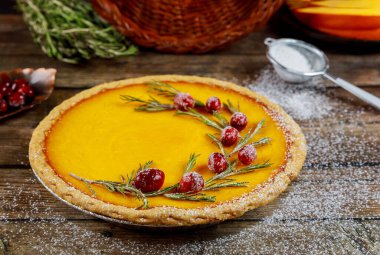 Kırsal arka planda yaban mersinli sağlıklı balkabağı turtası..