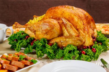 Kızarmış hindi ve yaban mersini ve tatlı patates ya da şükran günü masası..
