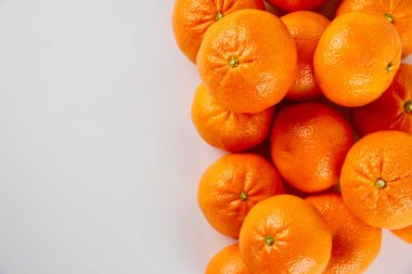 Beyaz arka planda taze mandalina ya da mandalina. Üst görünüm, alanı kopyala.