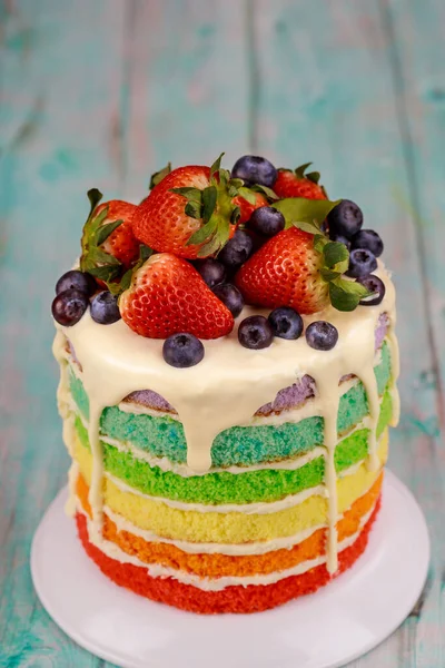 Delicioso Bolo Baga Decorado Com Morangos Frescos Mirtilos Fechar — Fotografia de Stock