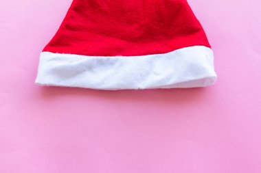 Noel Baba şapkası, beyaz tenli. 2020 Mutlu Noeller.