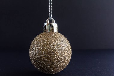 Noel süslemesi, siyah arka planlı sarı altın toplar. Noel baloları. 2020 Mutlu Noeller.