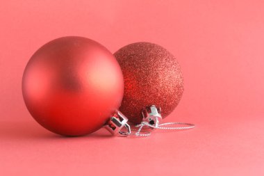 Kırmızı arka planlı kırmızı bir Noel süslemesi. Noel topları.