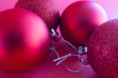 Kırmızı arka planlı kırmızı bir Noel süslemesi. Noel topları.