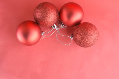 Kırmızı arka planlı kırmızı bir Noel süslemesi. Noel topları.