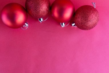 Kırmızı arka planlı kırmızı bir Noel süslemesi. Noel topları.