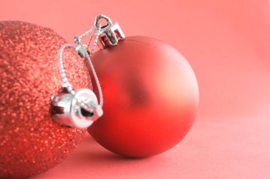 Kırmızı arka planlı kırmızı bir Noel süslemesi. Noel topları.