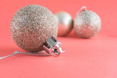 Noel süslemesi, pembe arka planlı sarı altın toplar. 2020 Noel 'i. Dekorasyon