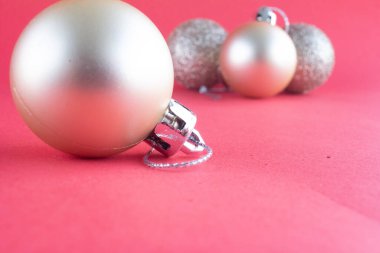 Noel süslemesi, pembe arka planlı sarı altın toplar. 2020 Noel 'i. Dekorasyon