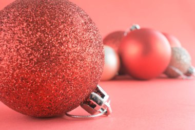 Noel süslemesi, pembe arka planlı sarı altın toplar. 2020 Noel 'i. Dekorasyon