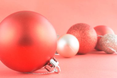 Kırmızı arka planlı kırmızı bir Noel süslemesi. Noel topları.