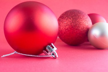 Kırmızı arka planlı kırmızı bir Noel süslemesi. Noel topları.