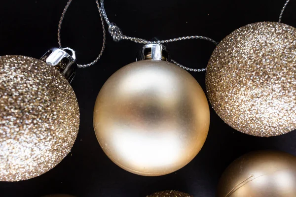 黒の背景を持つクリスマスの装飾黄色の金のボール クリスマスボール 2020メリークリスマス — ストック写真