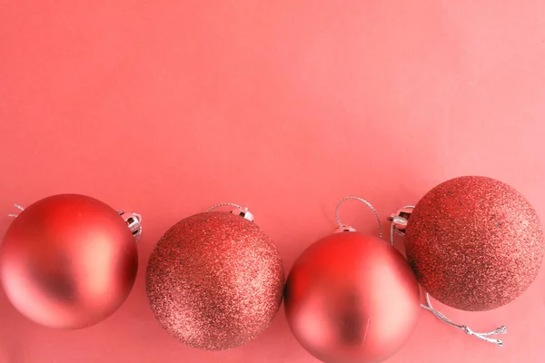 Kırmızı arka planlı kırmızı bir Noel süslemesi. Noel topları.
