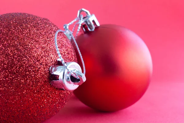 赤い背景を持つクリスマスの装飾の赤いボール クリスマスボール — ストック写真