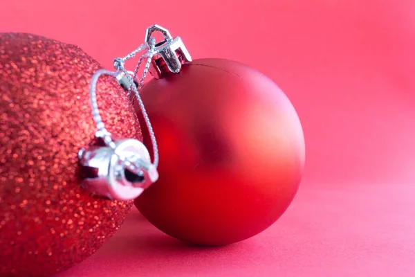 Kırmızı arka planlı kırmızı bir Noel süslemesi. Noel topları.