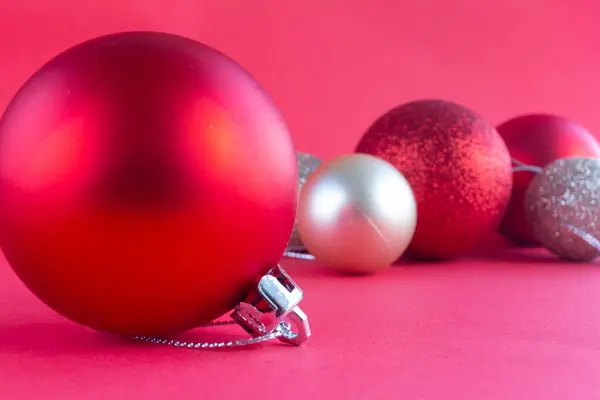 Kırmızı arka planlı kırmızı bir Noel süslemesi. Noel topları.