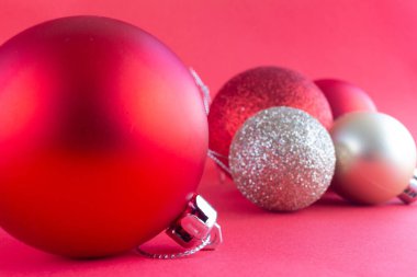 Kırmızı arka planlı kırmızı bir Noel süslemesi. Noel topları.