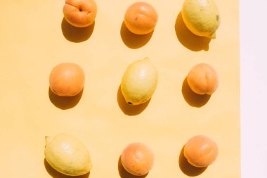 Beyaz arka planda kayısı, muz, limon ve mango meyvesi