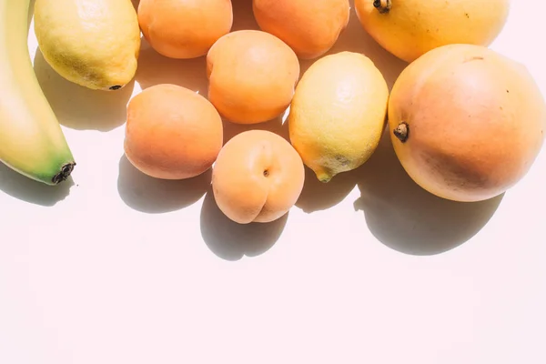 Aprikose Banane Zitrone Und Mango Auf Weißem Hintergrund — Stockfoto