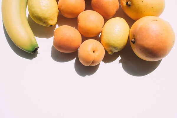 Aprikose Banane Zitrone Und Mango Auf Weißem Hintergrund — Stockfoto