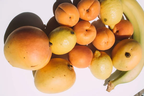 Aprikose Banane Zitrone Und Mango Auf Weißem Hintergrund — Stockfoto