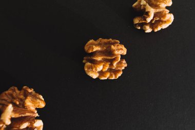 ağaç cevizleri siyah arkaplanda izole