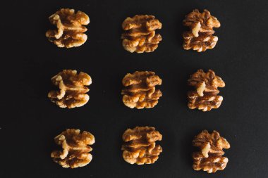 ağaç cevizleri siyah arkaplanda izole