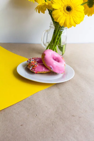 Roze Donuts Gele Bloemen Bos Gele Beige Achtergrond — Stockfoto
