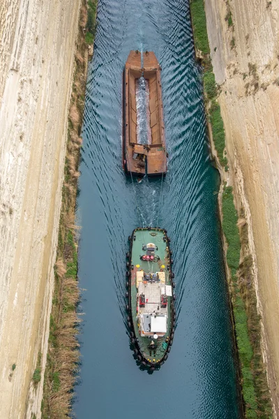 Barca che attraversa il canale di Corinto nel Peloponneso Grecia — Foto Stock