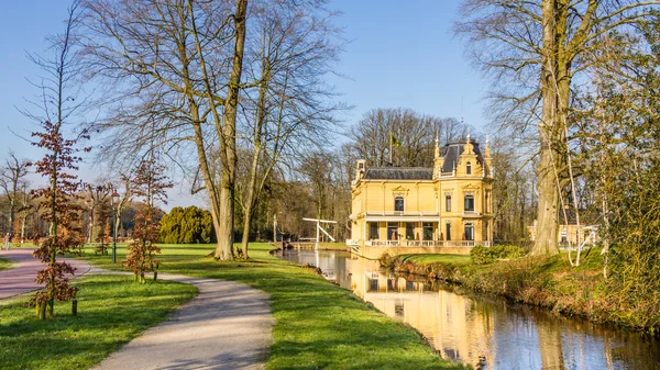 Oud herenhuis Nienoord en park in prei Nederland — Stockfoto
