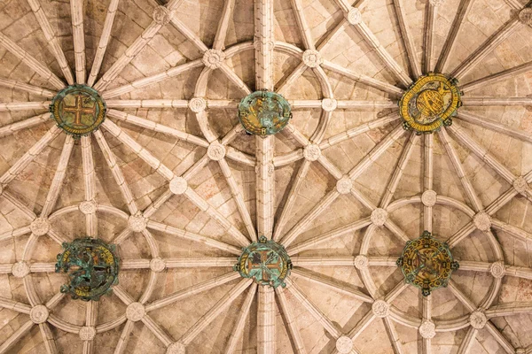 Plafond du monastère Hieronymus, un lieu populaire pour les visites guidées — Photo