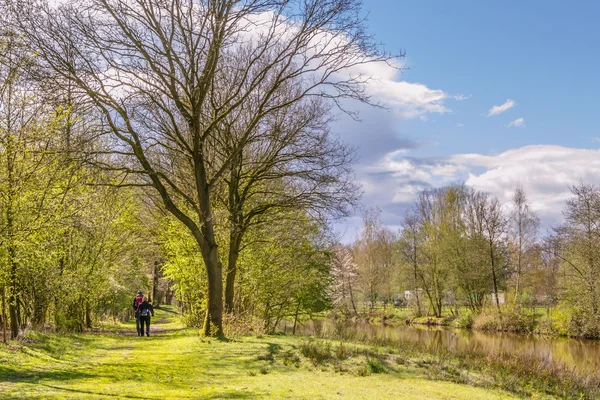 量子力学中的 Overijsse 省河边散步的徒步旅行者 — 图库照片