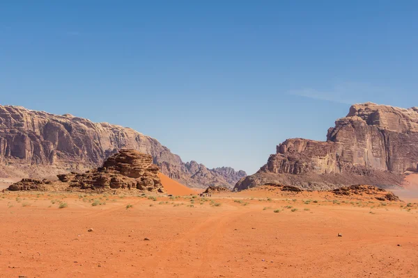 Wadi Rum desert - Valley of the Moon in Jordan (en inglés). UNESCO mundo su — Foto de Stock