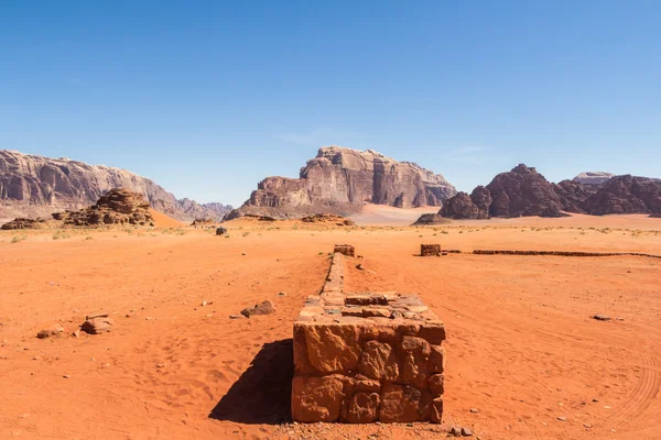 Wadi Rum desert - Valley of the Moon in Jordan (en inglés). UNESCO mundo su — Foto de Stock