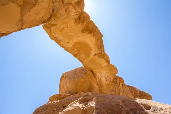 Arch in Wadi Rum desert - Valley of the Moon in Jordan. UNESCO W — Stock Photo, Image