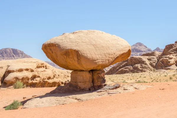Mushroom rock en el desierto de Wadi Rum - Valle de la Luna en Jordania . — Foto de Stock