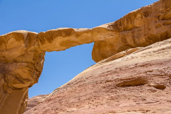 The Burdah rock bridge in Wadi Rum desert - Valley of the Moon i — Stock Photo, Image