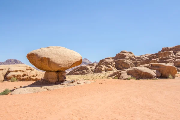 Mushroom rock en el desierto de Wadi Rum - Valle de la Luna en Jordania . — Foto de Stock