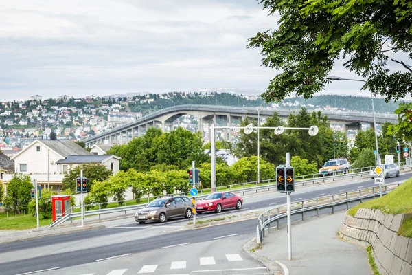 De brug van de Arctic kathedraal naar het centrum van Tromso in Noorwegen — Stockfoto