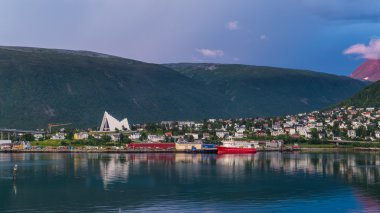 Tromso Kuzey Norveç'te Arctic Katedrali ile manzarası
