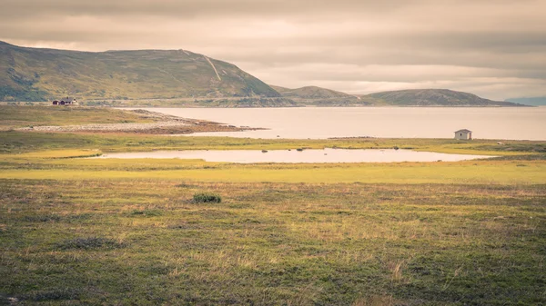 De Scandinavische cottage landschap in waas — Stockfoto