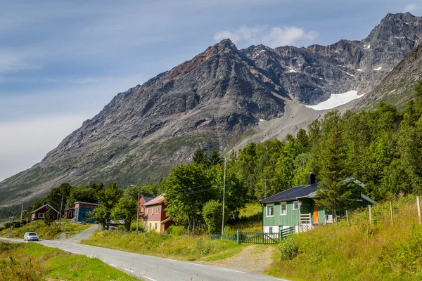 Scandinavische landschap met kleurrijke houten huizen en een gletsjer — Stockfoto