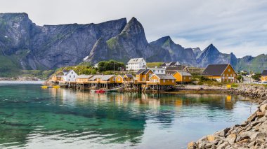 Balıkçı köyü Sakrisoy Lofoten Adaları Norveç.