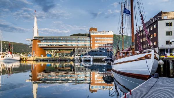 Il porto nel centro di Tromso nel nord della Norvegia — Foto Stock