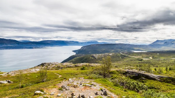 Krajina pobřeží silnice E6 v severním Norsku — Stock fotografie